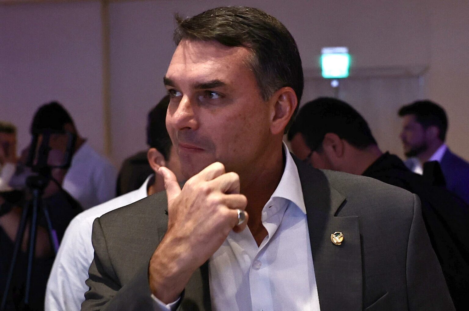 Flávio diz que seguirá candidato mesmo com Bolsonaro elegível
