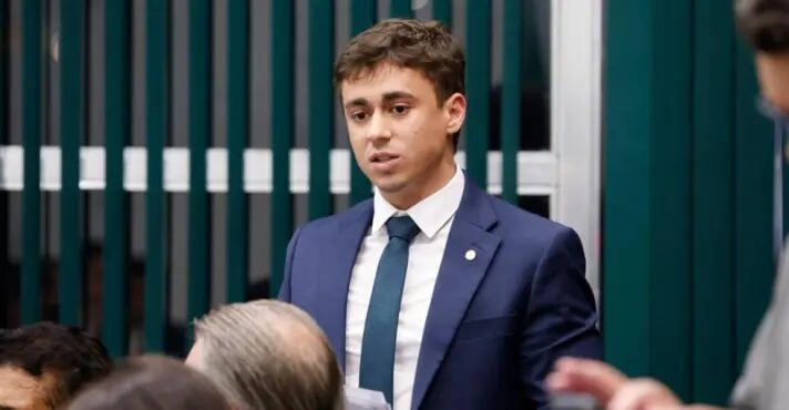 Nikolas tem condenação anulada pela Justiça por discurso com peruca na Câmara