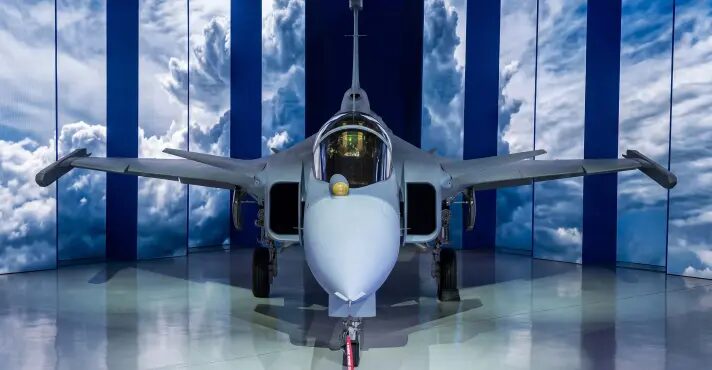 Brasil apresenta caça supersônico F-39E Gripen