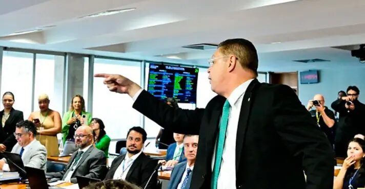 Sóstenes protocola queixa-crime contra Gilmar Mendes