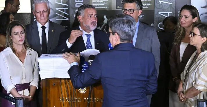 Veja quem votou contra o relatório da CPMI do INSS