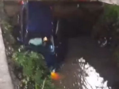 Motorista perde controle e carro cai dentro de córrego em VG