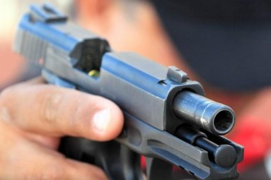 Ciumento flagra mulher conversando com outro e abre fogo no “rival”