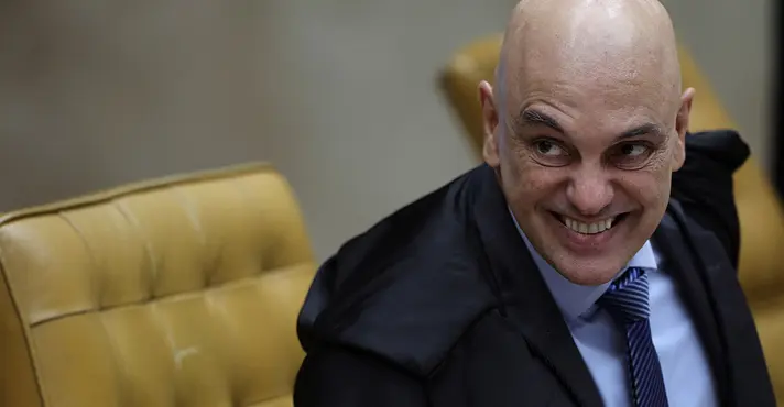 Depois de fala de Eduardo, Moraes dá 24 h para a defesa de Bolsonaro se explicar