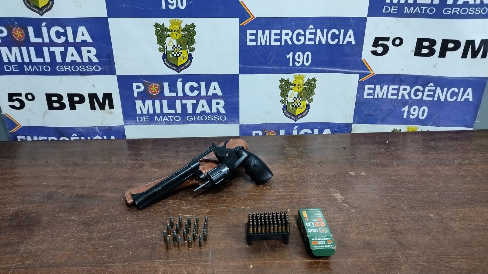 Homem é preso após atacar ex com facão na frente das filhas em MT