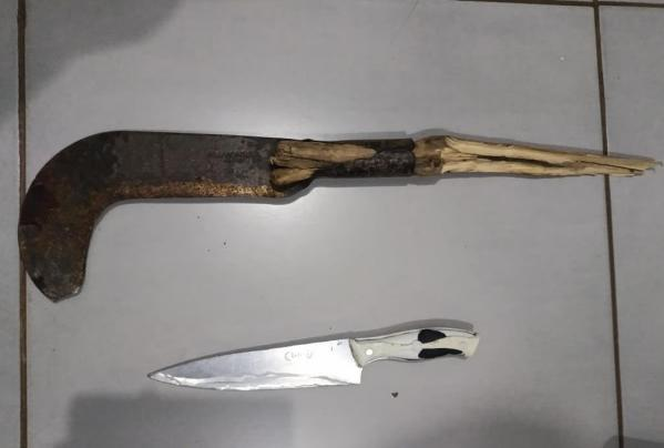 PM prende homem por agredir mulher e criança com golpes de foice e faca