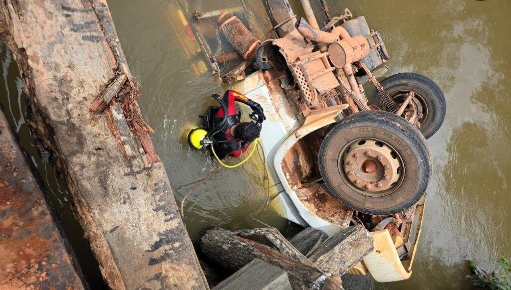 Caminhão com cimento cai de ponte e mata mulher em MT