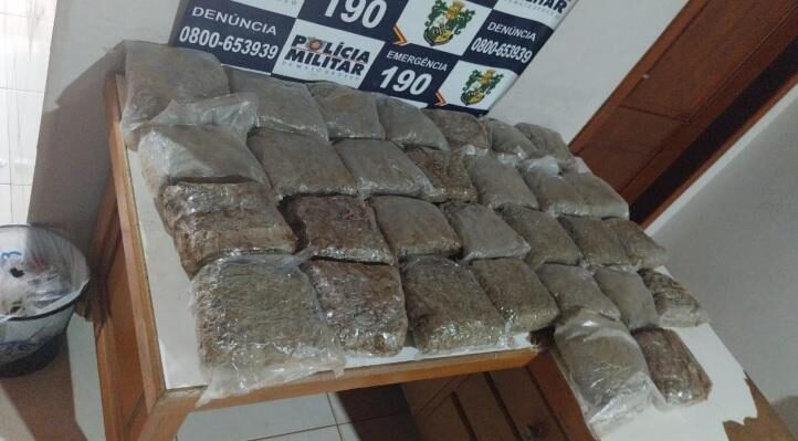 PM apreende 30 tabletes de super maconha em ônibus de viagem em Vila Bela da Santíssima Trindade