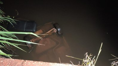 Carro despenca em rio após capotar e motorista morre afogado; veja vídeo