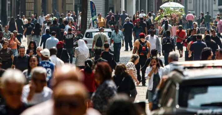 Economia cresce 2,3% e fecha 2025 em R$ 2,7 trilhões, diz IBGE