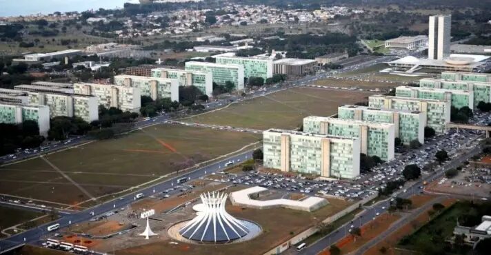 Governo sofre debandada em ministérios