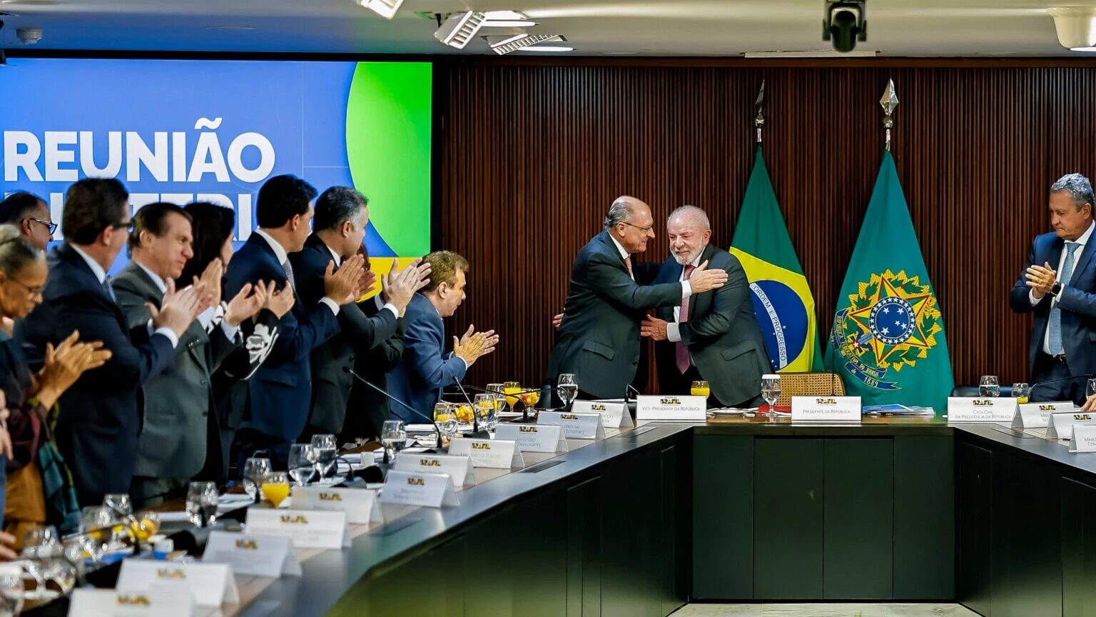 De olho nas eleições, governo Lula exonera 16 ministros