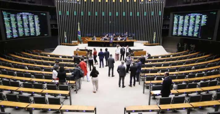 Cúpula da Câmara recebe até R$ 23 mil em horas extras