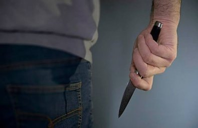 Homem é esfaqueado ao defender mulher do ex-marido