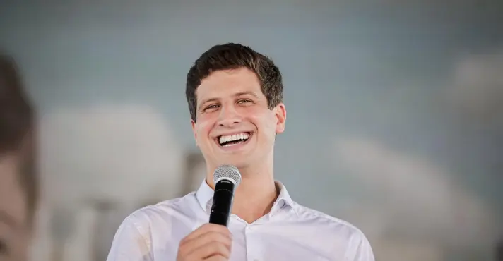 João Campos é denunciado por uso político de espaço público