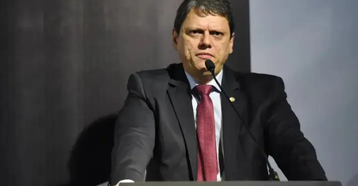 Tarcísio critica inquérito aberto por Moraes contra Flávio; vídeo