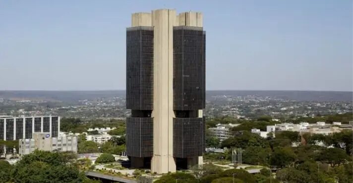 Mercado projeta alta da inflação em 2026 e queda do PIB em 2027