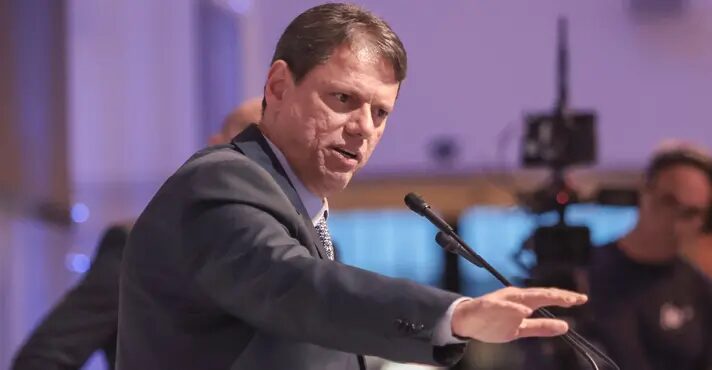 Tarcísio lidera disputa pelo governo de SP e venceria Haddad no 2º turno