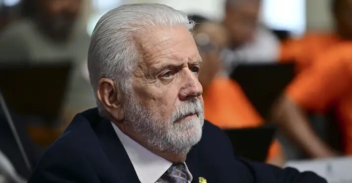 Jaques Wagner deve pedir licença da liderança do governo no Senado