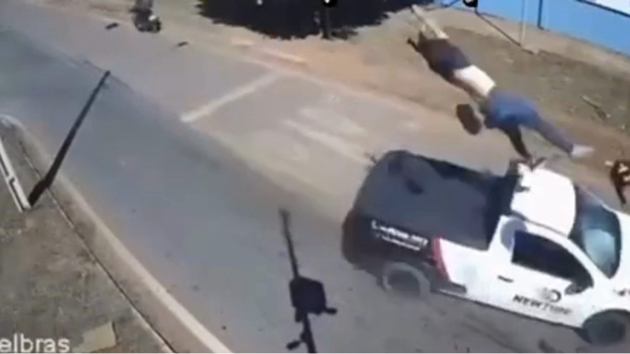 Entregadora por aplicativo morre após grave acidente com picape em MT; vídeo registra toda a colisão
