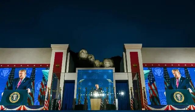 Trump volta a criticar o comunismo diante de monumento a presidentes dos EUA