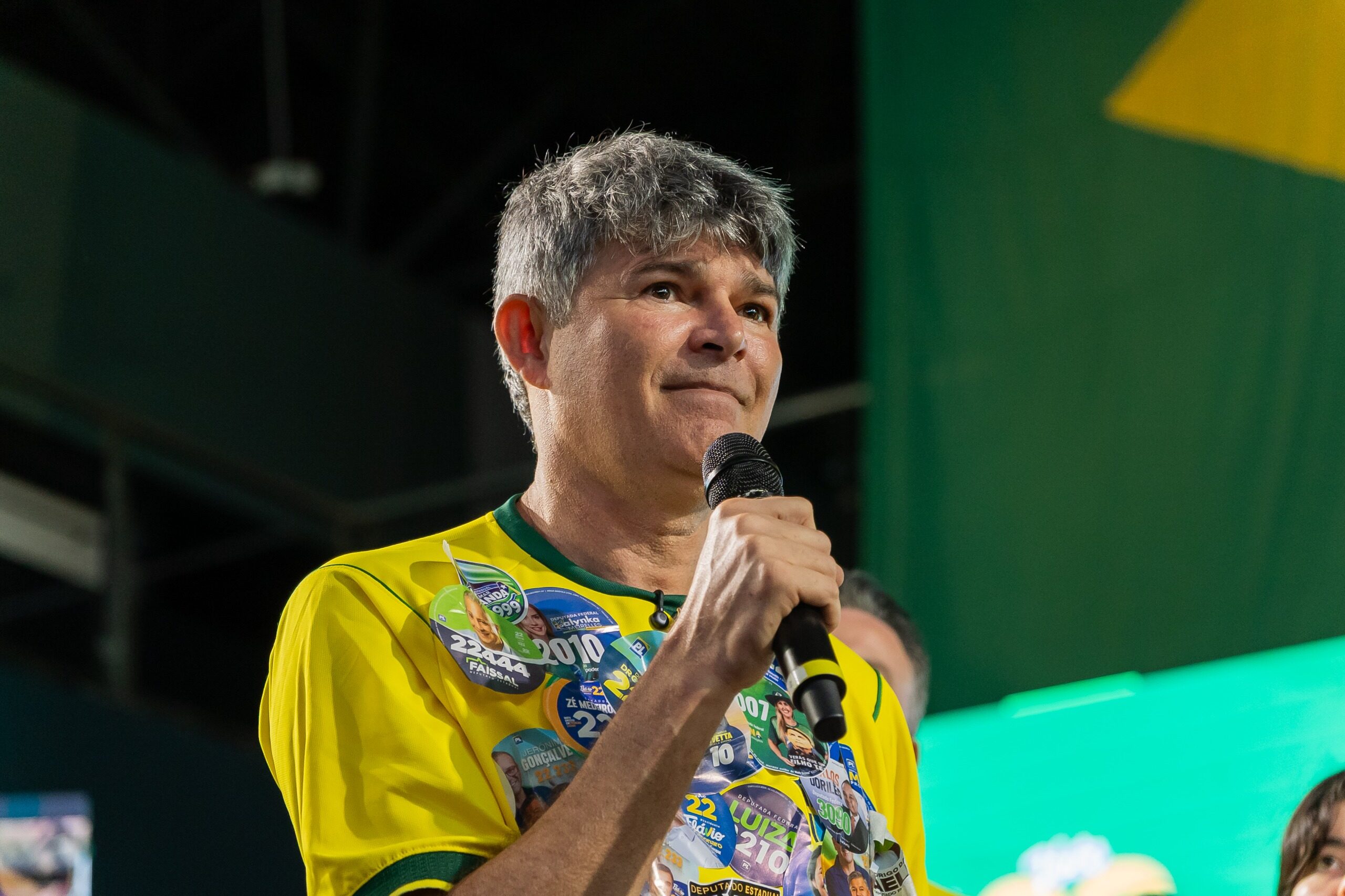 Flávio Bolsonaro aponta ilegalidades do STF e aposta na coragem de Zé Medeiros para defender impechment de ministros corruptos